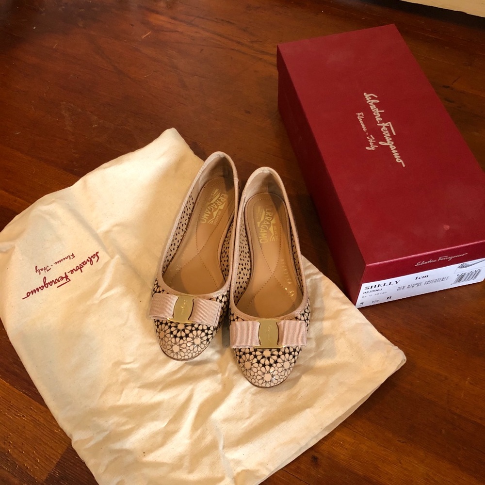 Ferragamo Shelly ballet flats size 5.5